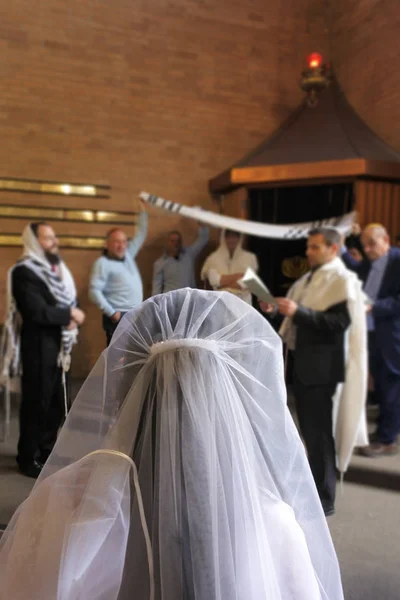 Rear View Jewish Bride Entering Chupa Canopy Made Out Tallit — Stock Photo, Image