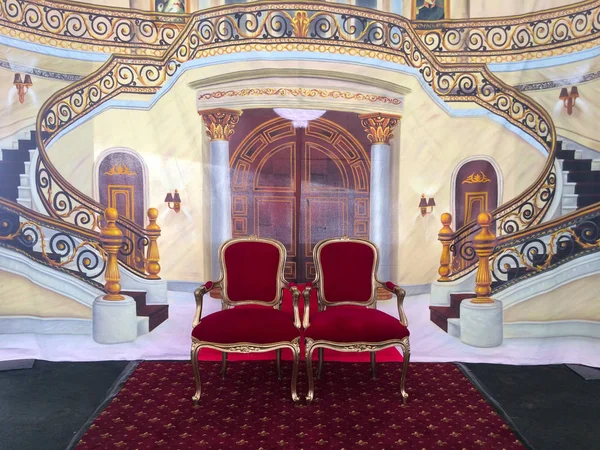 两个皇家椅子在楼梯背景下 版税概念 — 图库照片