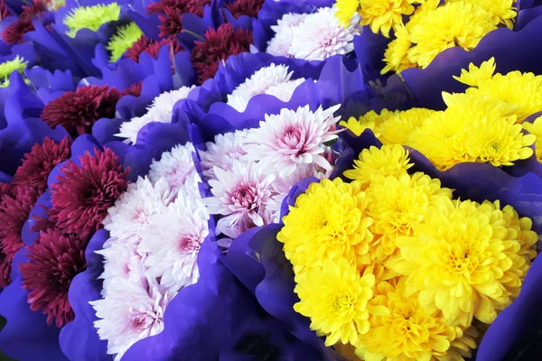 Φρέσκα Λουλούδια Ανθοδέσμες Για Πώληση Στην Οθόνη Έξω Από Ένα — Φωτογραφία Αρχείου