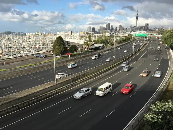 Vedere Aeriană Traficului Împotriva Orizontului Central Orașului Auckland Noua Zeelandă — Fotografie, imagine de stoc