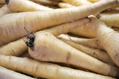 Yabani havuç kök sebze. Vitaminler ve mineraller, özellikle potasyum yüksektir. Ayrıca, antioksidan ve hem çözünür ve çözünmez lif içerir.