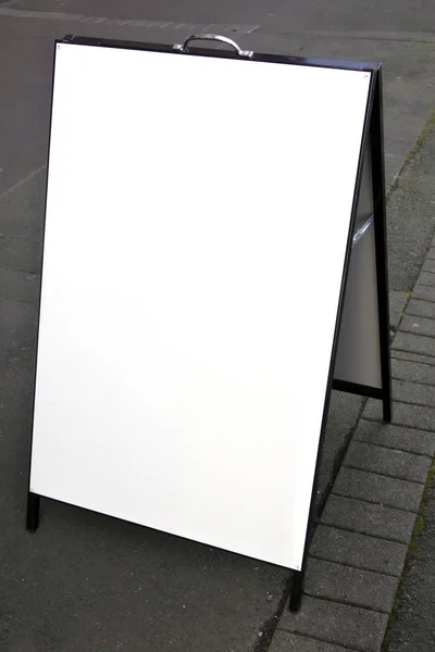 Ein Leeres Ladenschild Rechteckform Auf Einem Straßenpflaster Bereit Zum Kopieren — Stockfoto