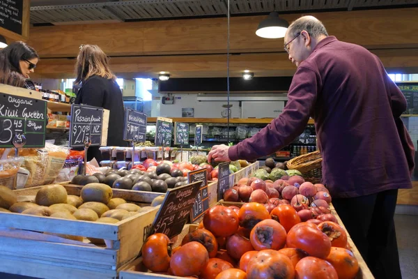 Auckland Julio 2018La Gente Compra Verduras Orgánicas Mercado Aire Libre — Foto de Stock