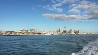Auckland şehir manzarası bir feribot görünümünden Waitemata harbour, Yeni Zelanda üzerinde olarak.