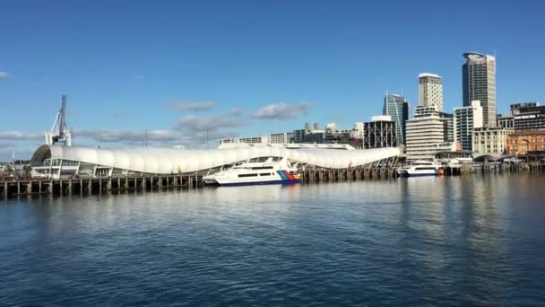 オークランドのウォーター フロント ニュージーランドで王子埠頭の風景を見る — ストック動画