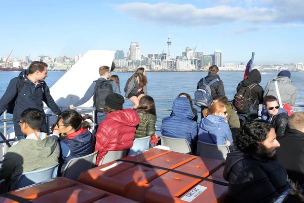 Turisti Viaggiano Traghetto Guardando Auckland Città Skyline Nuova Zelanda Quasi — Foto Stock