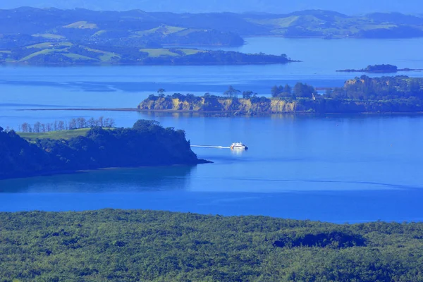 Vista Aérea Paisagem Vegetação Ilha Rangitoto Com Balsa Navegando Direção — Fotografia de Stock