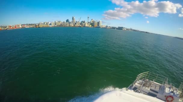 フェリーからの眺めとしてオークランド都市スカイライン航海ワイテマタ湾 ニュージーランド — ストック動画