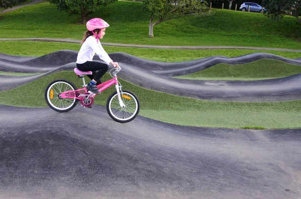 Jong Meisje Leeftijd Bevrijdt Fiets Obstakel Trek Een Openbaar Park — Stockfoto