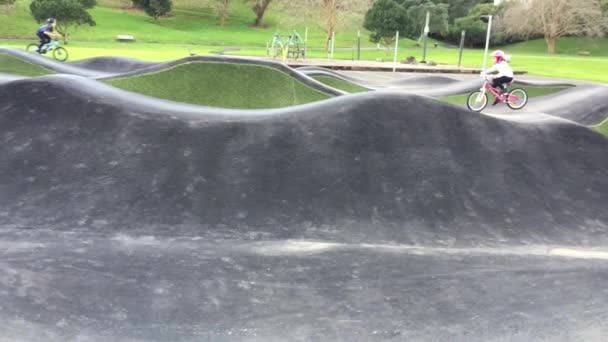 Jeunes Enfants Faisant Vélo Sur Parcours Obstacles Dans Parc Public — Video