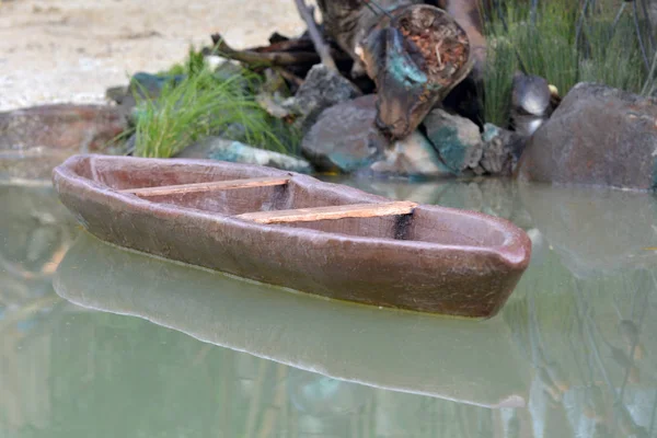 Carved Wooden Canoe Calm Body Water Copy Space — Stock Photo, Image