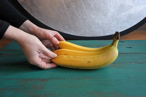 Fotógrafo de Alimentos Fotografando Bananas Frescas no Estúdio — Fotografia de Stock
