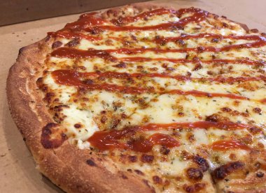 POV (bakış) sıcak taze pizza paket servisi olan restoran bir kutu içinde.