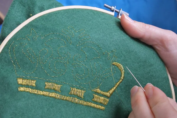 女性は家で刺繍 刺繍は 生地や糸や織り糸に適用する針を使用して他の材料を飾るのクラフトです クローズ アップ詳細 — ストック写真