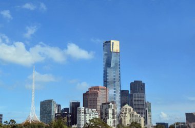 Victoria, Avustralya mavi gökyüzünün altında bir gün ışığında Melbourne Southbank manzarası. Kopya alanı