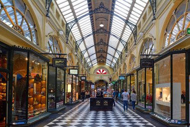 Melbourne - Nisan 13 20914: Royal Arcade Melbourne alışveriş, Australia.It önemli Victoria dönemi arcade alışveriş geçit ve Melbourne en ünlü turistik yerlerinden biri halkın.