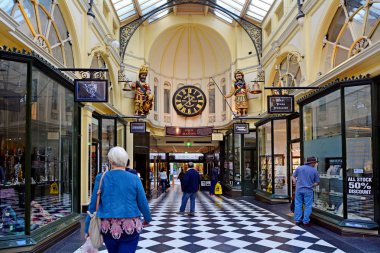 Melbourne - Nisan 13 20914: Royal Arcade Melbourne alışveriş, Australia.It önemli Victoria dönemi arcade alışveriş geçit ve Melbourne en ünlü turistik yerlerinden biri halkın.