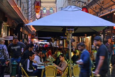 Melbourne - Nisan 10 20914: trafik Degraves Street, Melbourne'deki en iyi Bayan ortamların birini. Barlar, restoranlar, kafe ve butik alışveriş dolu.