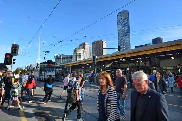 Melbourne Apr 20914 Pedestrians Cross Flinders Street Flinders Street Railway — Stock Photo, Image