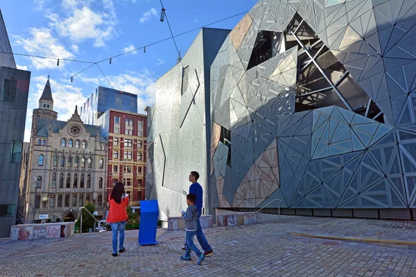 Melbourne Apr 20914 Asian Family Walk Acmi Building Federation Square — Stock Photo, Image