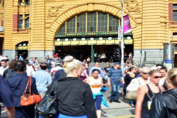Melbourne Apr 20914 Pedestrians Cross Flinders Street Flinders Street Railway — Stock Photo, Image