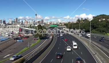 Zaman atlamalı trafik Auckland merkezi iş bölgesinde Yeni Zelanda hava manzara görünümünün.