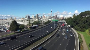 Auckland merkezi iş bölgesine Yeni Zelanda trafikte yavaş hareket hava manzara görünümü.