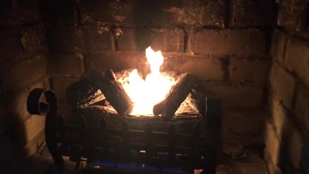 Cheminée à combustion lente et chauffage au bois à la maison par une froide journée d'hiver .