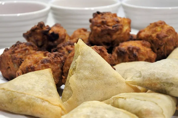 Comida Indiana Samosa Samoosa Servido Prato Uma Mesa Madeira Índia — Fotografia de Stock