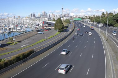Auckland - Ağustos 07 2018:Aerial manzaralı trafik Auckland merkezi iş bölgesinde Yeni Zelanda.