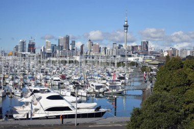 Auckland - Ağustos 07 2018:Aerial Manzaralı Yat Auckland şehir manzarası Yeni Zelanda karşı.