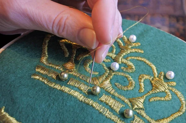 オークランド 2018 Woman 刺繍自宅 刺繍は 生地や糸や織り糸に適用する針を使用して他の材料を飾るのクラフトです クローズ アップ詳細 — ストック写真