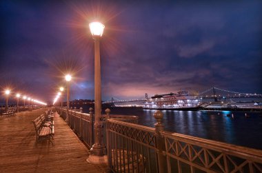 San Francisco - Mayıs 2015:Row sokak tezgahları ve alacakaranlıkta San Francisco Pier 7 sokak ışıkları.