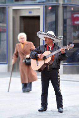 Meksikalı mariachi müzik somut olmayan bir Meksikalı kültürel miras Madrid Spain.In 2011 Unesco tanınan mariachi bir gitar üzerinde çalış.