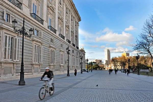 Madrid Mar 2010 Pedestrian Wielrenner Buiten Het Spaanse Koninklijk Paleis — Stockfoto