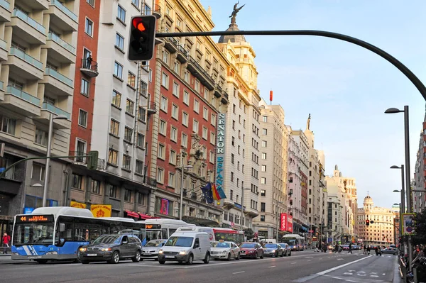 Madrid Mar 2010 Tráfego Gran High Street Madrid Entardecer Madrid — Fotografia de Stock