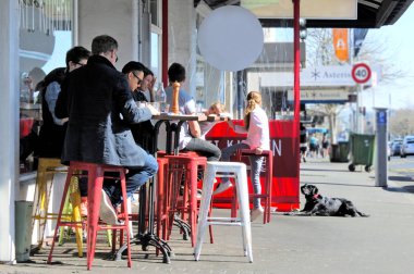 İnsanlar bir kafede Ponsonby road. NZ sıralanır 13 yüksek tüketici kahve dünyada içki ortalama haftada 2.5 su bardağı ABD ve Avustralya daha yüksek.