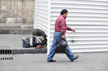 Mexico City, Meksika için evsiz Meksikalı kadın tarafından geçen Meksika adam. Meksika nüfusunun, 49 milyon, yüzde 44'i yoksulluk sınırının altında yaşıyor.
