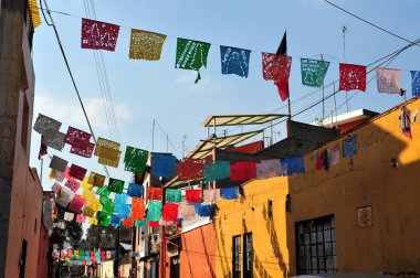 Geleneksel Meksika ile bir sokak yukarıda renkli flages Mexico City, Meksika içinde evler.