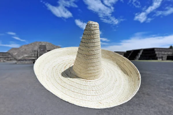 Καπέλο Sombrero Πετά Στον Αέρα Μπροστά Από Τις Πυραμίδες Του — Φωτογραφία Αρχείου