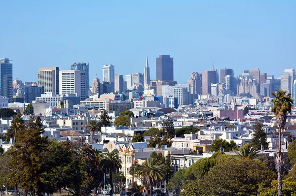 旧金山市中心的城市景观在蓝天下 复制空间 — 图库照片