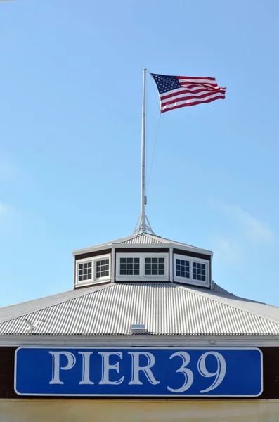 Die Flagge Der Vereinigten Staaten Weht Auf Dem Gebäude Pier — Stockfoto