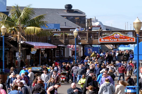 Τουρίστας Στο Pier Fishermans Wharf Pier Είναι Ένα Διάσημο Εμπορικό — Φωτογραφία Αρχείου