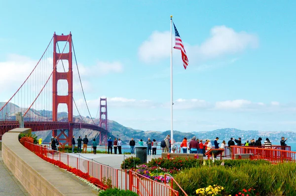旧金山 2015年5月19日 旧金山金门大桥的游客 每年有 000多万人参观金门大桥 每天约有 000名游客 — 图库照片