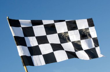 Damalı bayrak mavi gökyüzü arka plan üzerinde izole. Kopya alanı