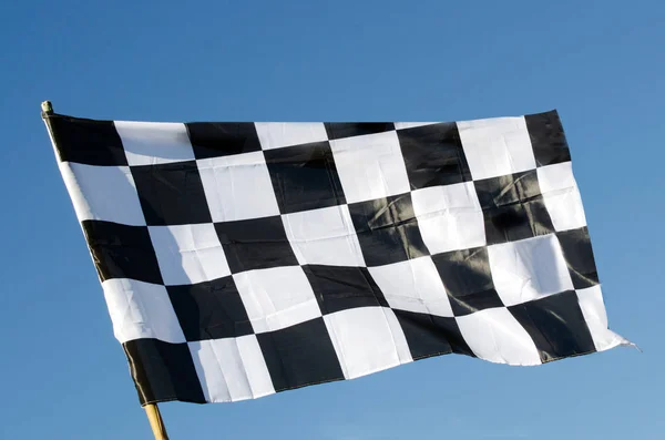 Karierte Flagge Isoliert Auf Blauem Himmel Hintergrund Kopierraum — Stockfoto