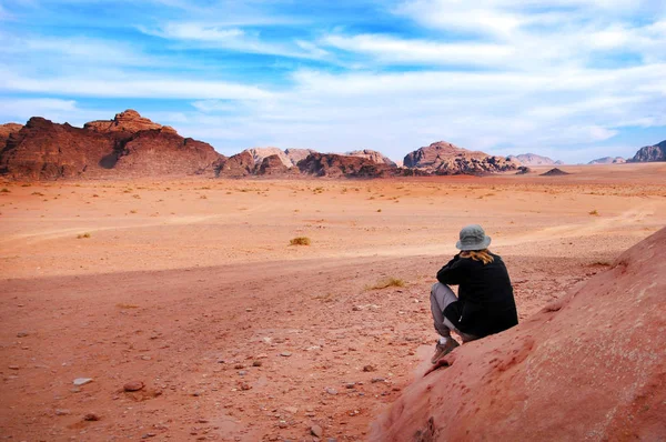 Turysta Kobieta Patrzy Widok Wspaniały Krajobraz Wadi Rum Chronionych Pustyni — Zdjęcie stockowe