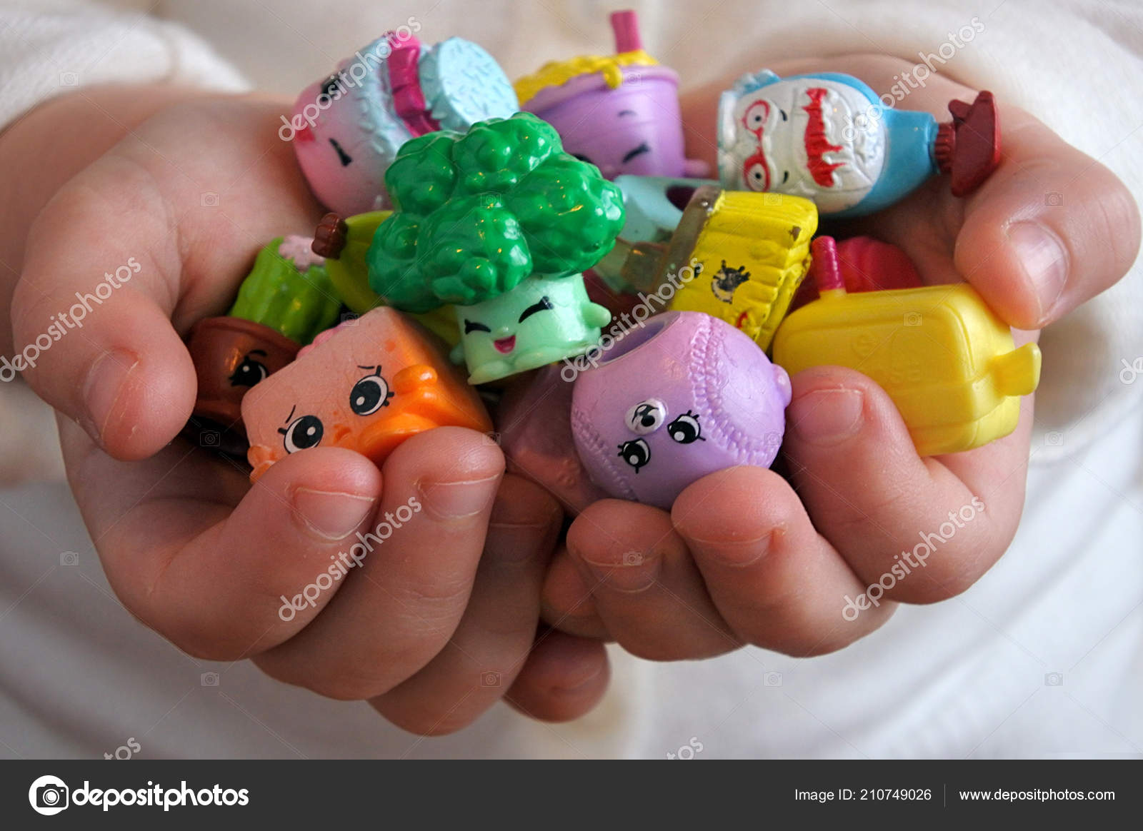 https://st4.depositphotos.com/1585997/21074/i/1600/depositphotos_210749026-stock-photo-young-girl-holding-shopkins-range.jpg