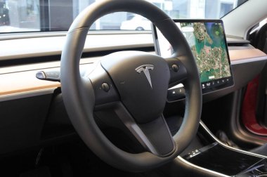 Tesla Insignia eklenti elektrikli otomobil Model 3, imal ve Tesla, Inc tarafından satılan bir orta boy / kompakt executive lüks dört kapılı sedan tekerlek üzerinde.