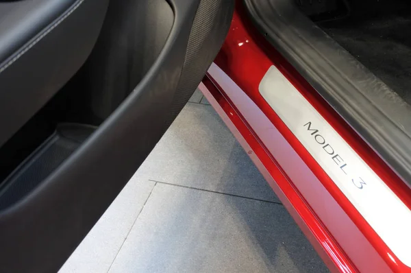 Tesla Insignier Ytterdörren Plug Elbilen Model Mellanstorlek Kompakt Executive Luxury — Stockfoto